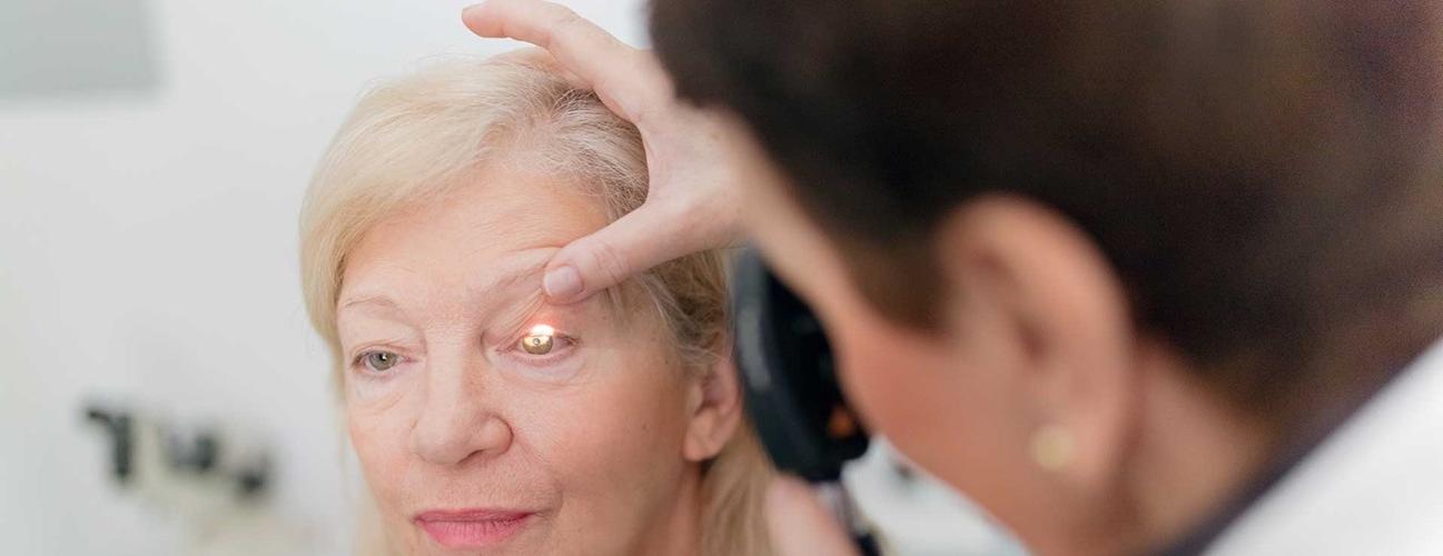老年妇女正在接受医生的眼科检查