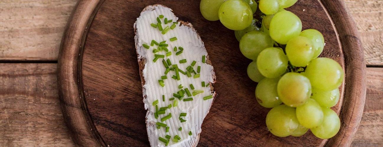 rye bread with cream cheese and grapes