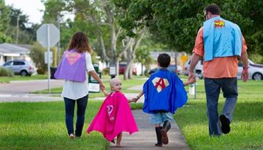 索菲亚和她的家人穿着超级英雄披风