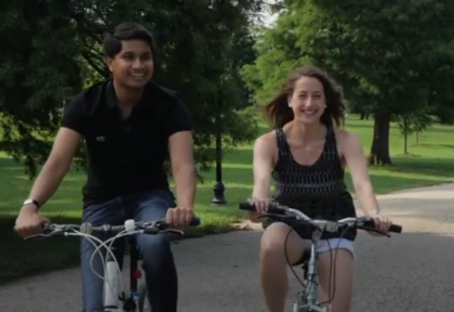 两个人骑着自行车穿过巴尔的摩的帕特森公园