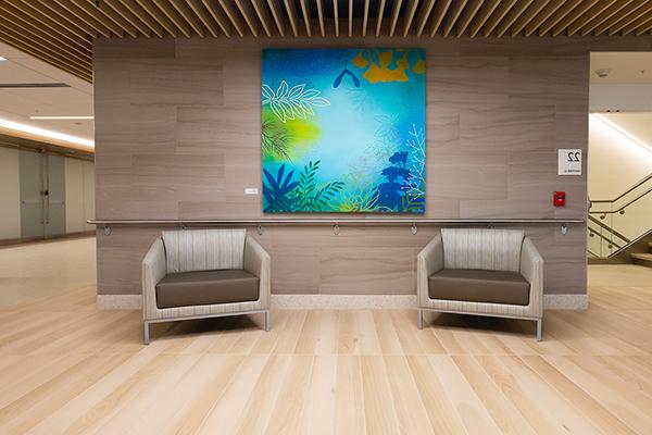 苏珊·丹科的《蓝色植物》的照片挂在房间里，两边各有一把扶手椅.